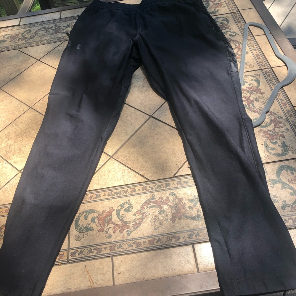 Under Armour men’s large black fitted sweatpants